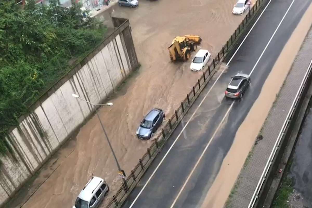 Rize'de sağanak yağış nedeniyle karayolu trafiğe kapandı
