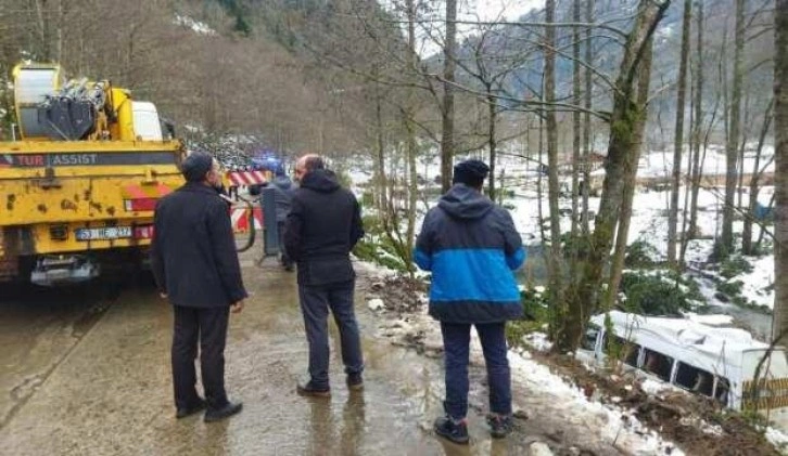 Rize’de tur minibüsü devrildi: 7 yaralı