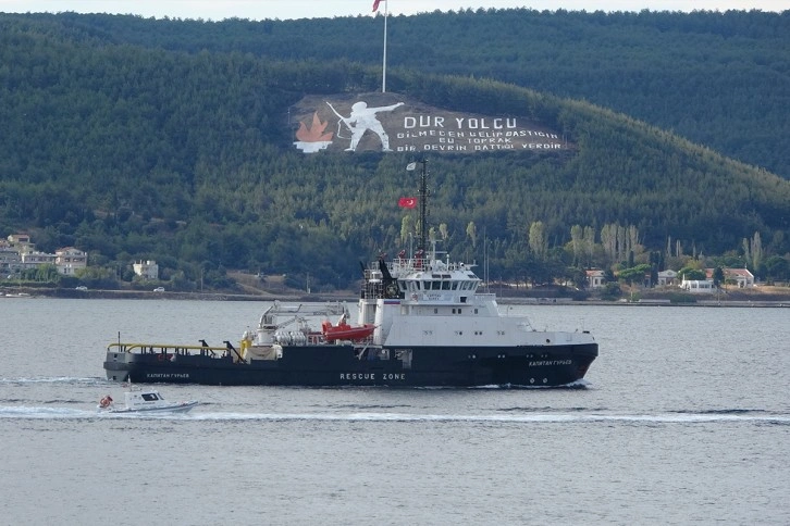 Rus askeri römorkörü Çanakkale Boğazı’ndan geçti