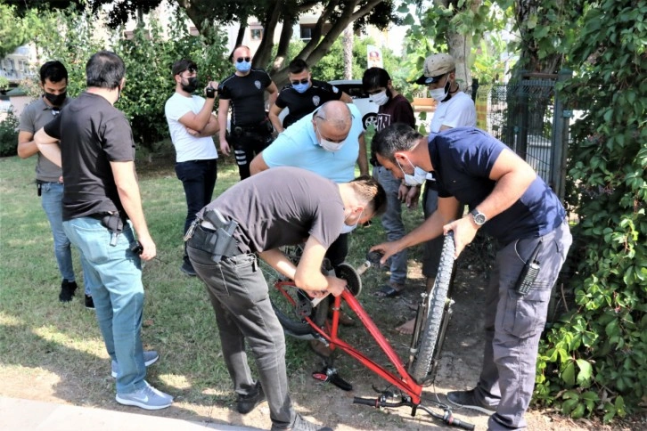 Rus kadının çantasını çaldılar, vatandaş peşlerine düşünce çantayı atıp kaçtılar