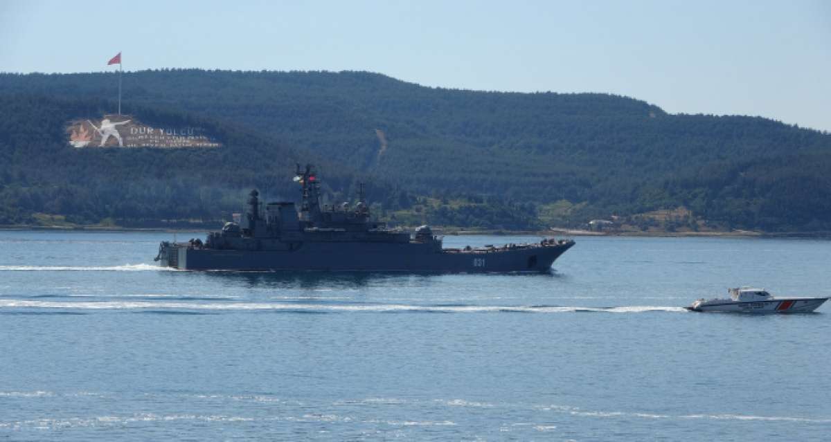 Rus savaş gemisi ‘Alexander Otrakovsky' Çanakkale Boğazı'ndan geçti