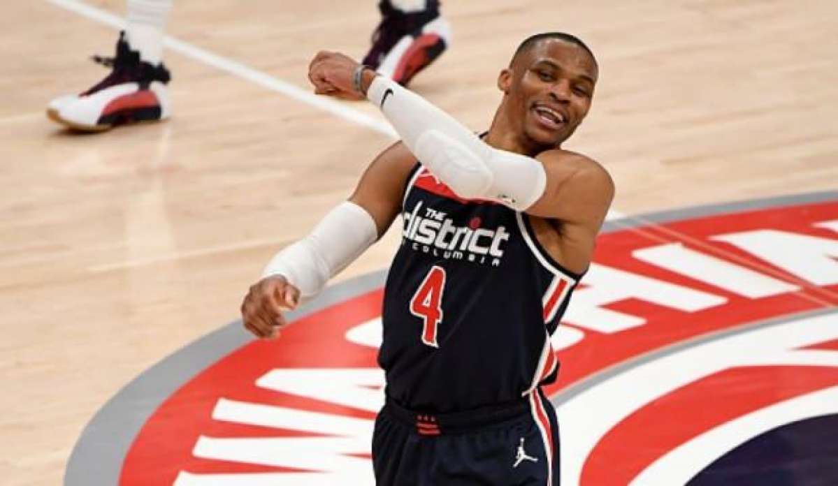 Russell Westbrook dev rekoru egale etti