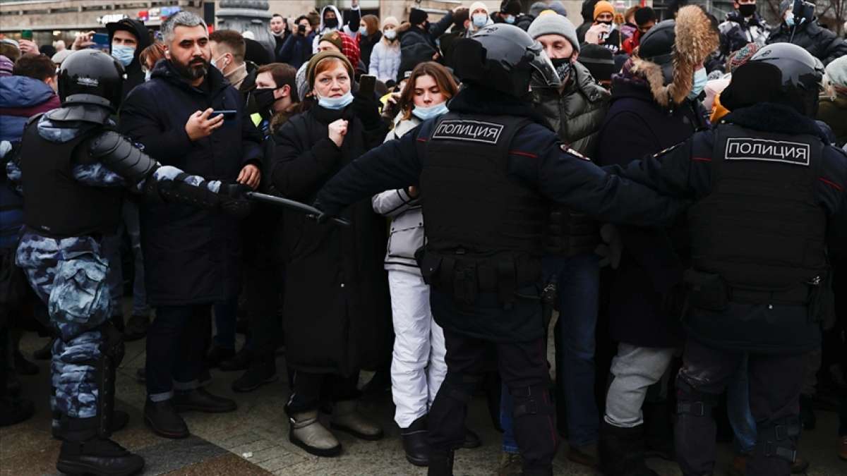 Rusya'da protestolara katılan bazı muhaliflere çeşitli cezalar verildi