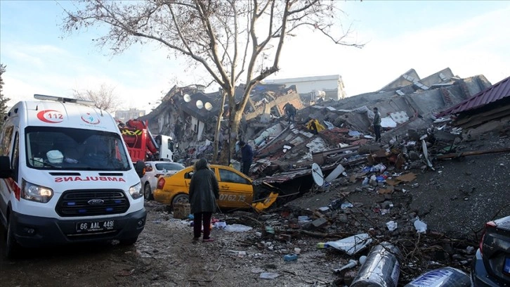 Sağlık Bakanı Koca'dan depremde seferber olan sağlık çalışanlarına teşekkür