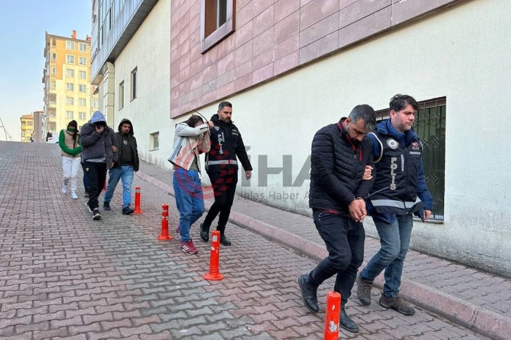 Sahte parayla akaryakıt istasyonundan alışveriş yaptılar, yakayı ele verdiler