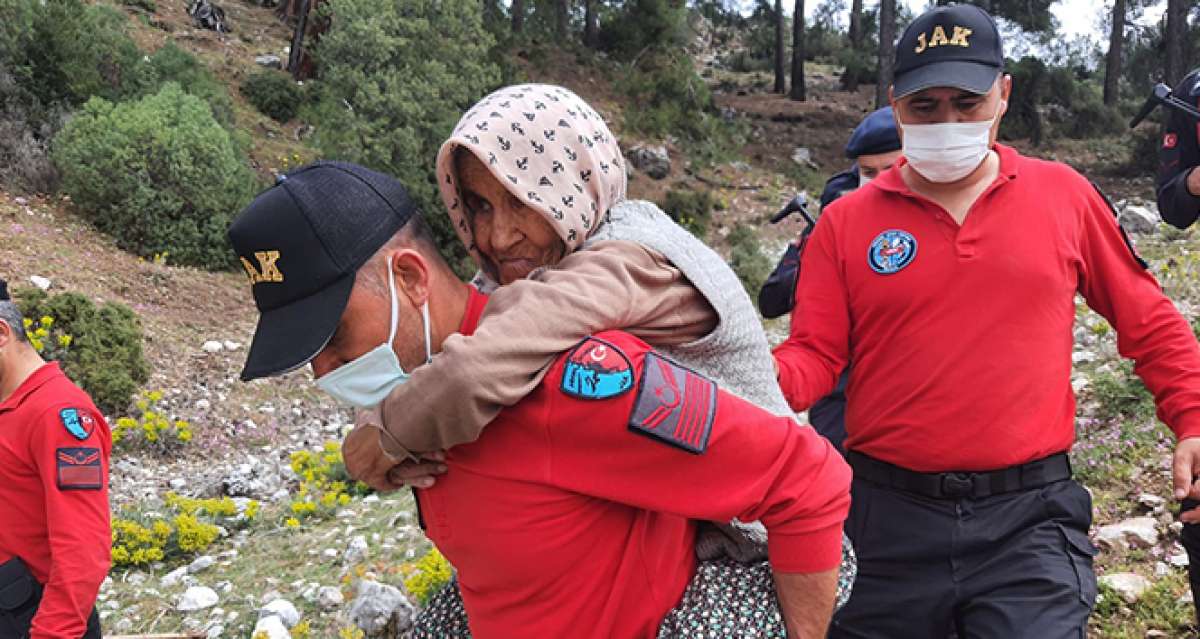 Sahurdan sonra koyun otlatmaya çıkan Alzheimer hastası yaşlı kadın dağda bulundu