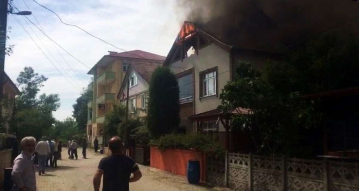 Sakarya'da evin çatısı alev alev yandı