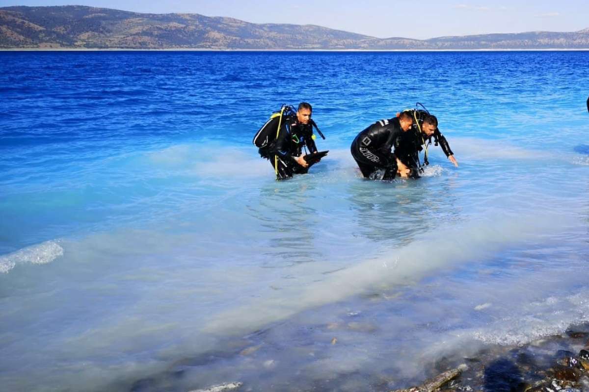 Salda Gölü'ne giren genç boğuldu, aile sinir krizleri geçirdi