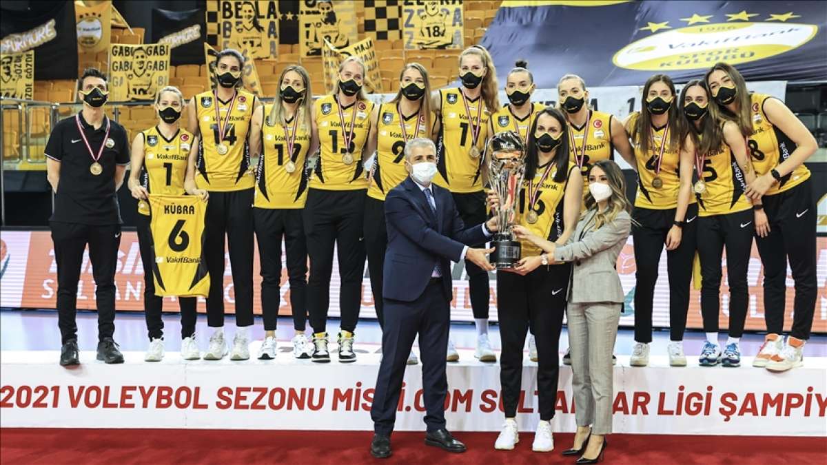 Şampiyon VakıfBank kupasını aldı