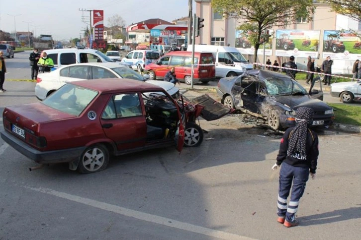 Samsun'da 3 otomobil birbirine girdi: 1 ölü, 3 yaralı