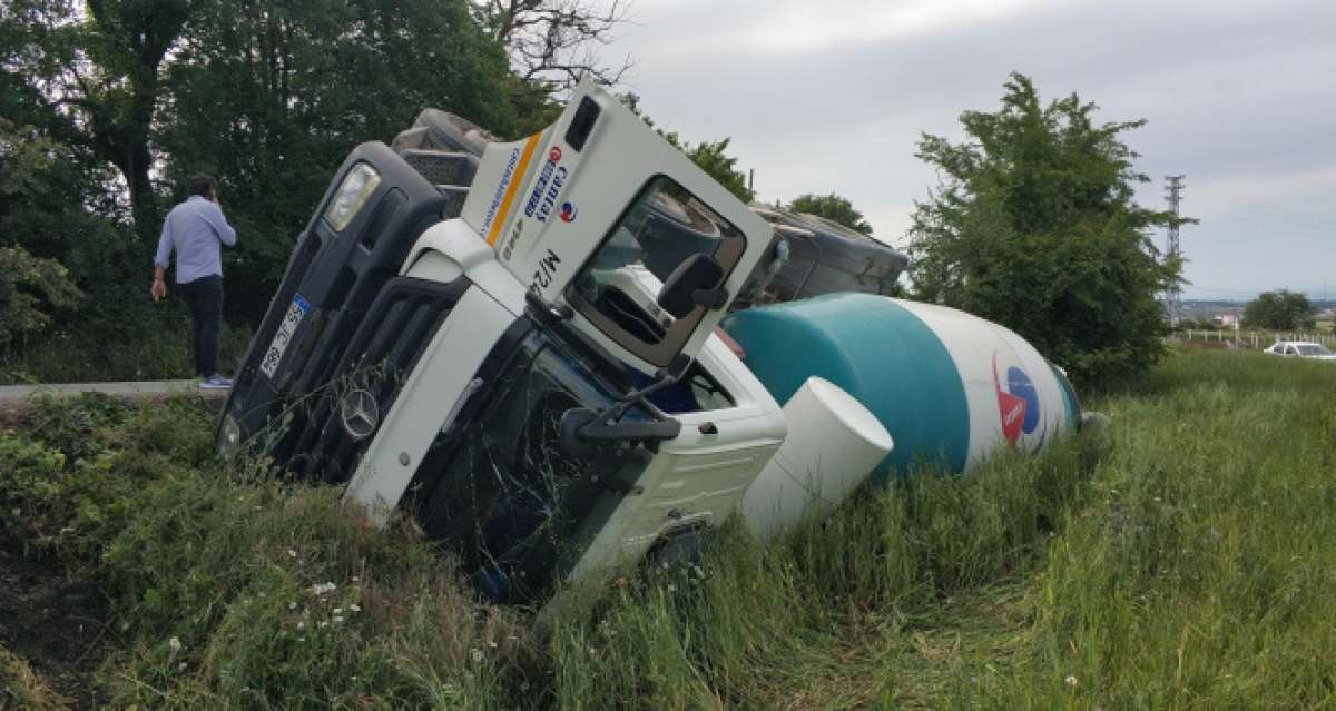 Samsun'da çöken yolda beton mikseri devrildi: 1 yaralı