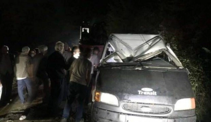 Samsun'da işçileri taşıyan minibüs devrildi: 13 yaralı