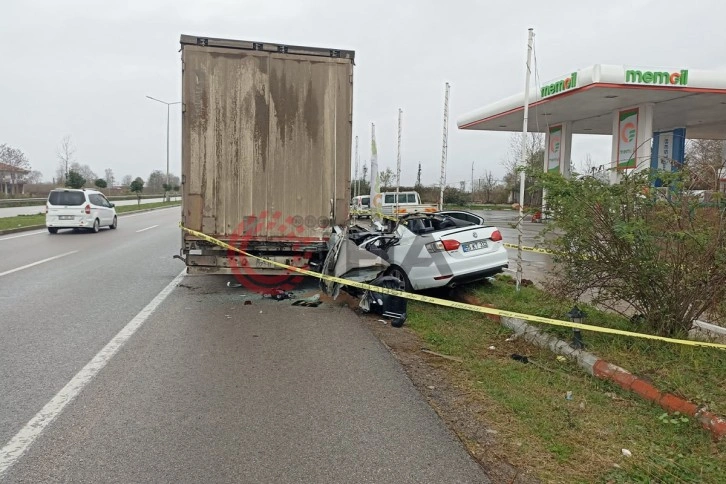 Samsun'da otomobil tır ile çarpıştı: 1 ölü, 2 yaralı