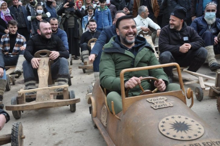 Sanatçı Alişan Rize'de tahta araba yarışına katıldı