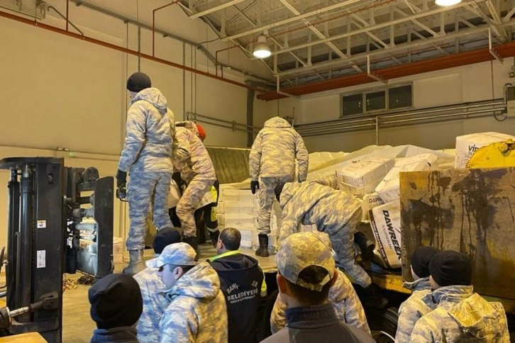 Sanayi Teknoloji Bakanlığı 250 adet duvar kırıcı iş makinesini deprem bölgesine gönderdi