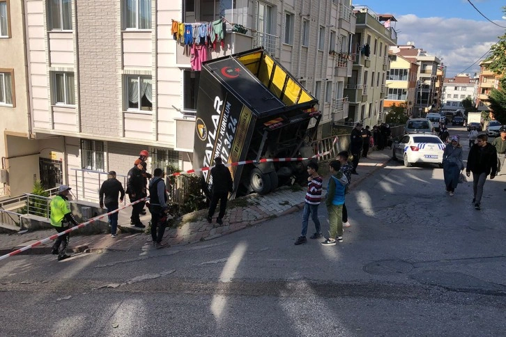 Sancaktepe'de freni boşalan kamyonet işçilerle birlikte bina bahçesine uçtu