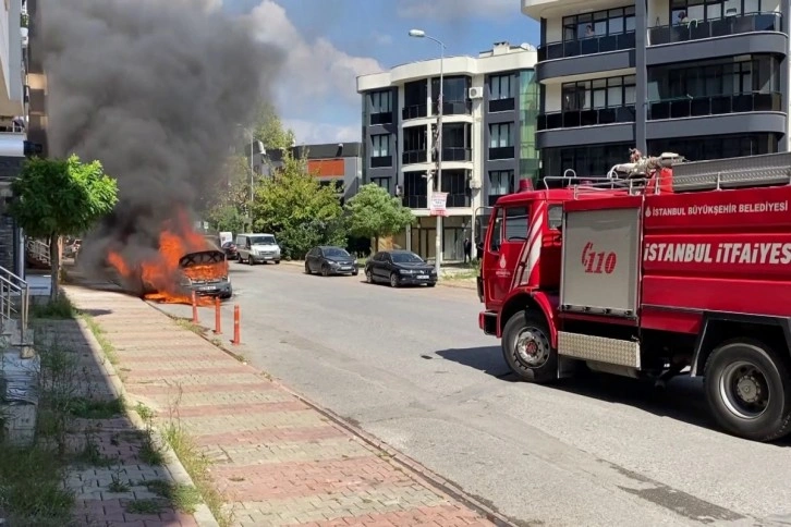 Sancaktepe’de hareket halindeki hafif ticari araç alev alev yandı