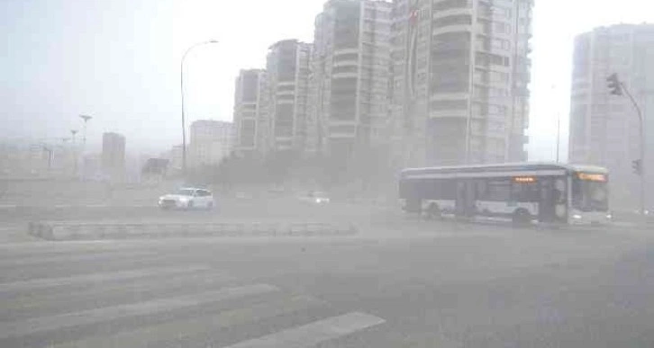 Şanlıurfa’da fırtına sürücülere zor anlar yaşattı