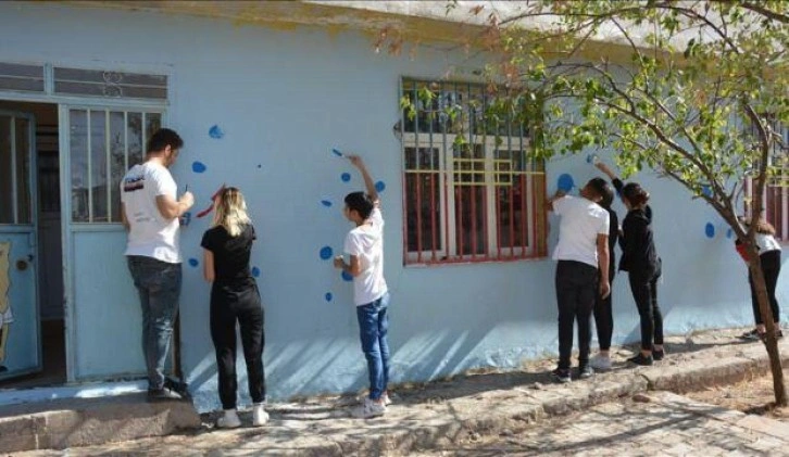 Şanlıurfa'da gönüllü öğretmen ve öğrenciler okul binalarını boyayarak güzelleştiriyor