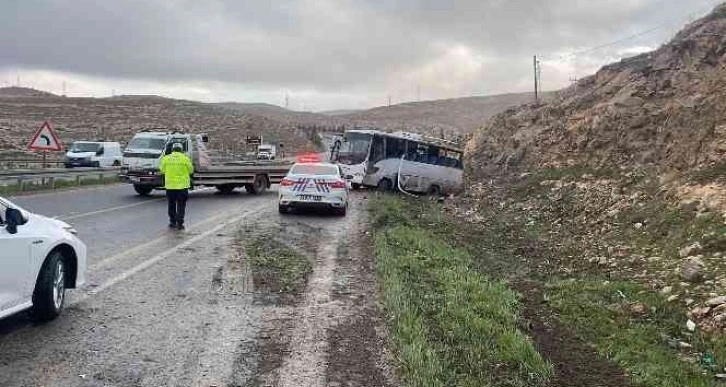 Şanlıurfa’da işçi servisi devrildi: 15 yaralı