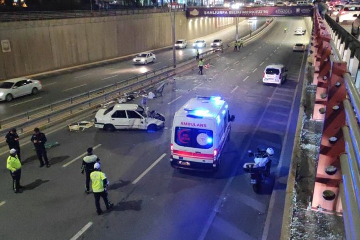 Şanlıurfa'da kontrolden çıkan otomobil hurdaya döndü: 2 yaralı