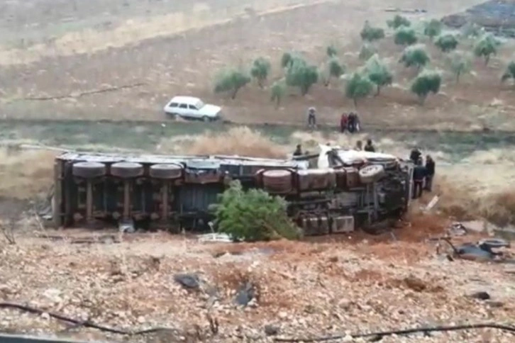 Şanlıurfa’da pikap ile tır çarpışarak şarampole uçtu: 2 yaralı