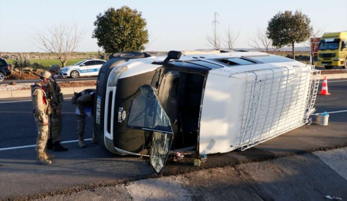 Şanlıurfa'da tarım işçilerini taşıyan minibüs devrildi!