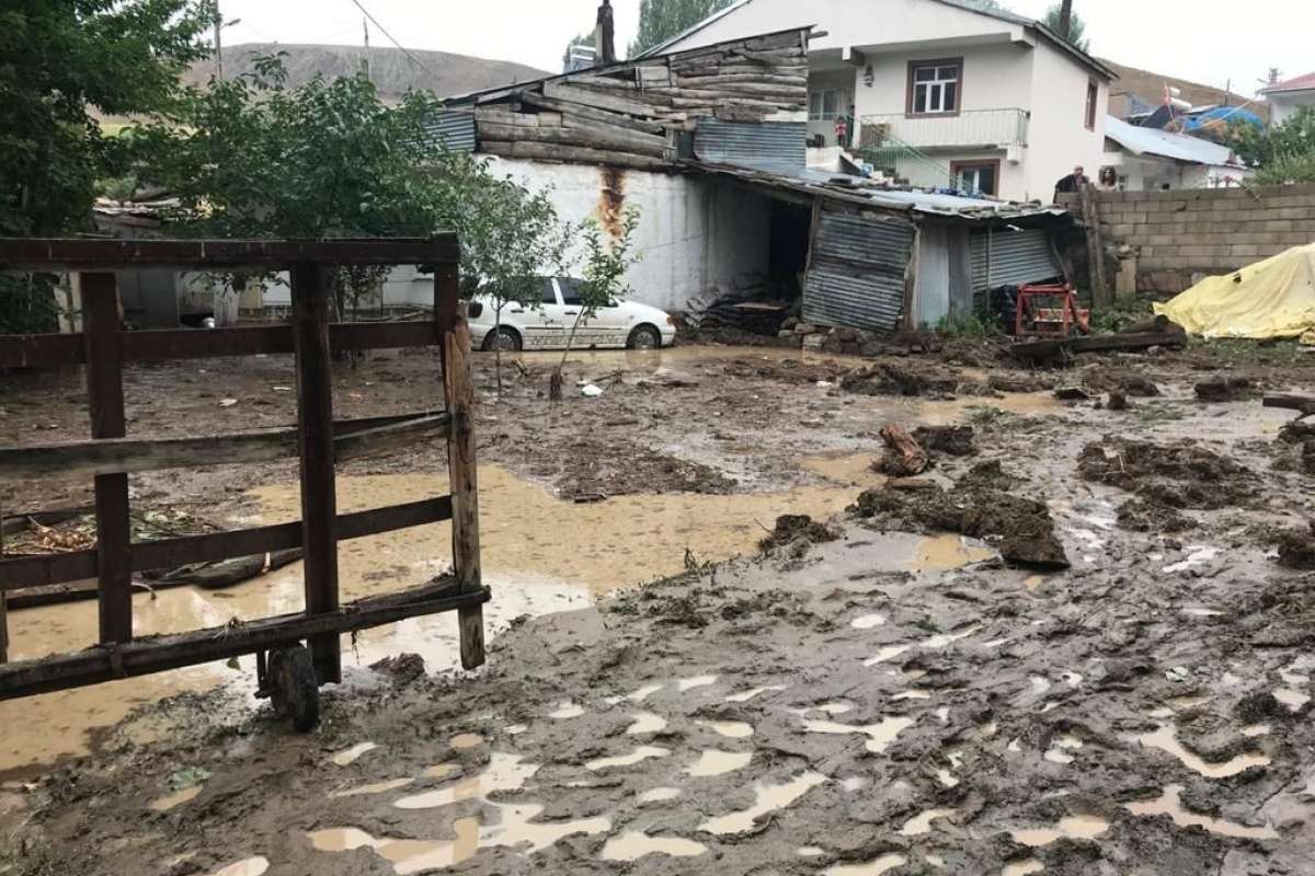 Sarıkamış'ı sel vurdu