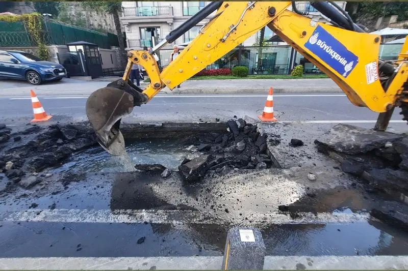 Sarıyer’de ana cadde çöktü, yol trafiğe kapatıldı