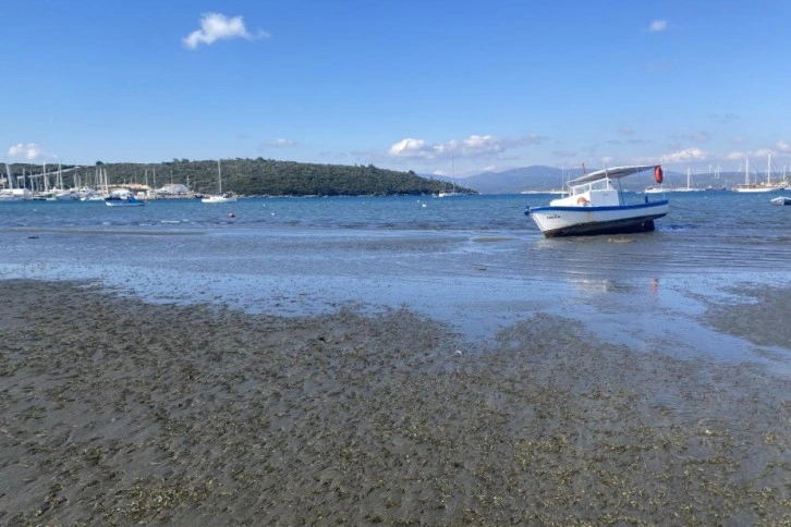 Seferihisar’da deniz 25 metre çekildi