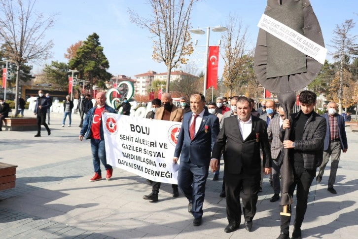 Şehit ve gazi ailelerinden İYİ Parti’ye siyah çelenkli protesto