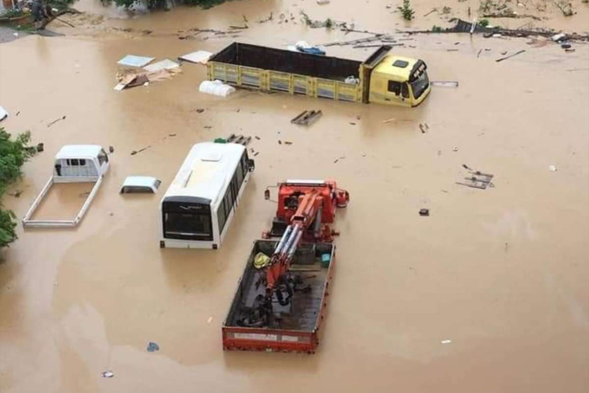 Sel sonrası göle dönen Artvin'in Arhavi ilçe merkezi havadan görüntülendi