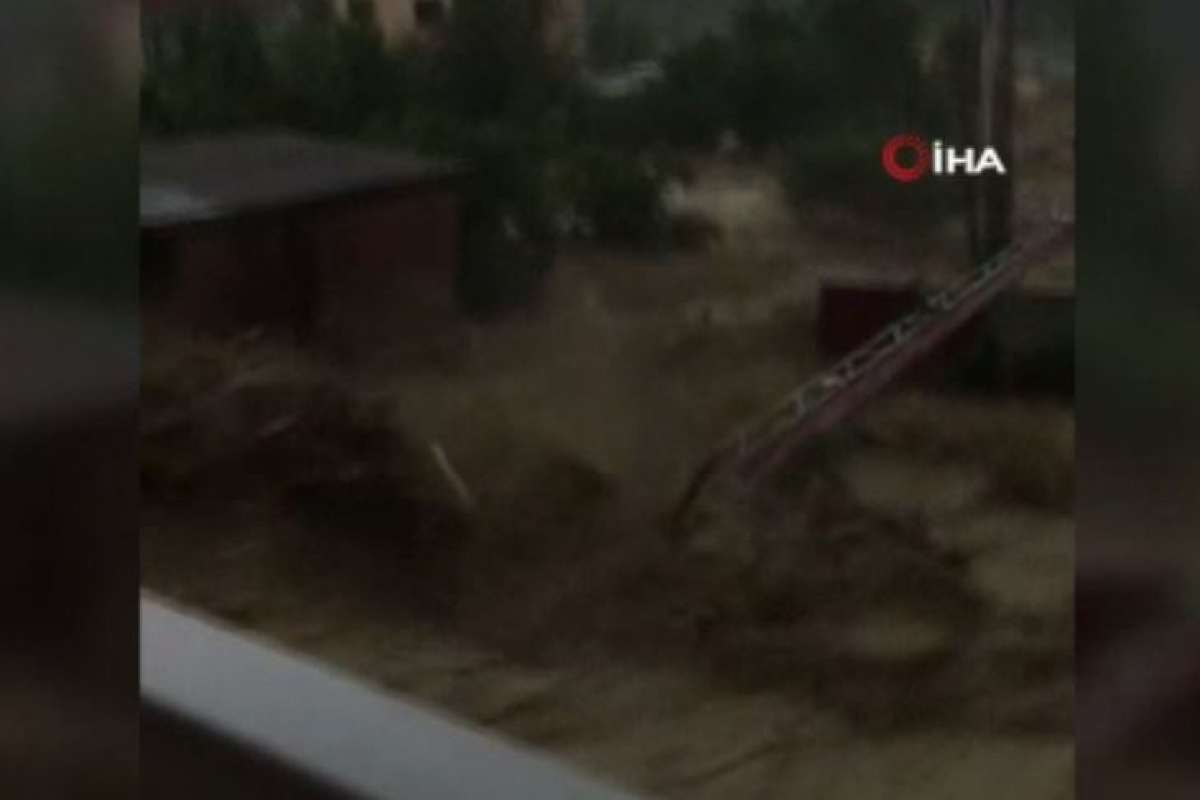 Selden dehşete düşüren görüntüler... Yollar çöktü, direk devrildi, araçlar sel sularında sürüklendi