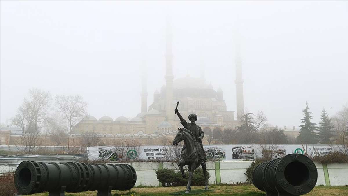 Selimiye Camisi'nin minareleri sis altında gözden kayboldu