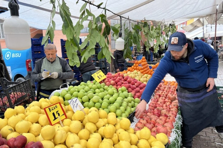 Semt pazarlarında kış meyveleri bolluğu