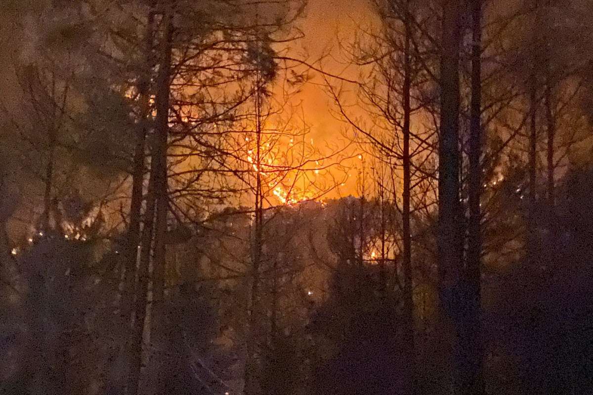 Seydikemer'de yangına gece karadan müdahale sürüyor