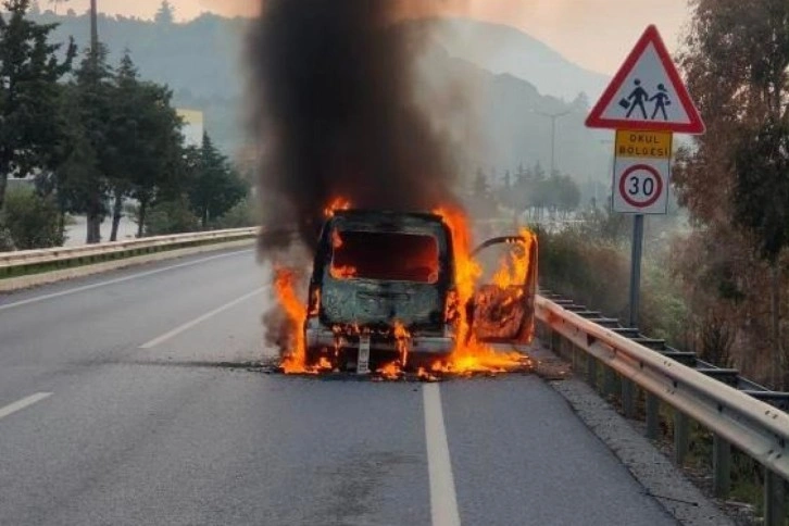 Seyir halindeki ticari araç, alev topuna döndü