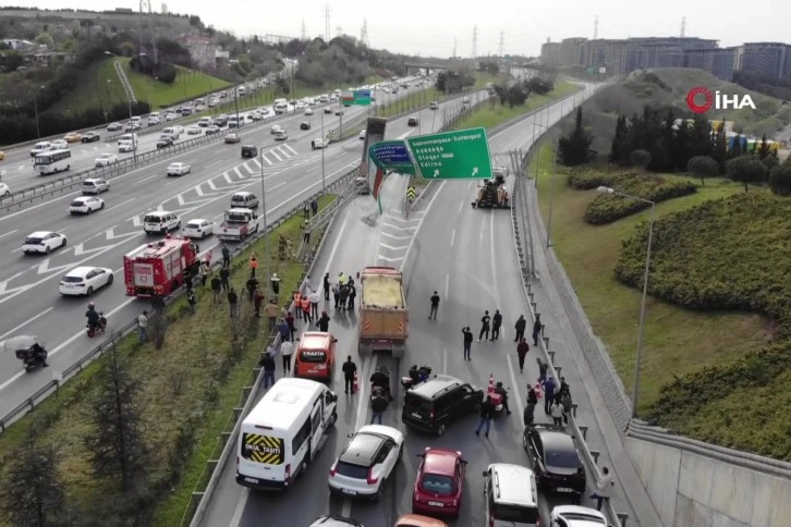 Seyrantepe TEM'de tır damperi tabelaya çarptı