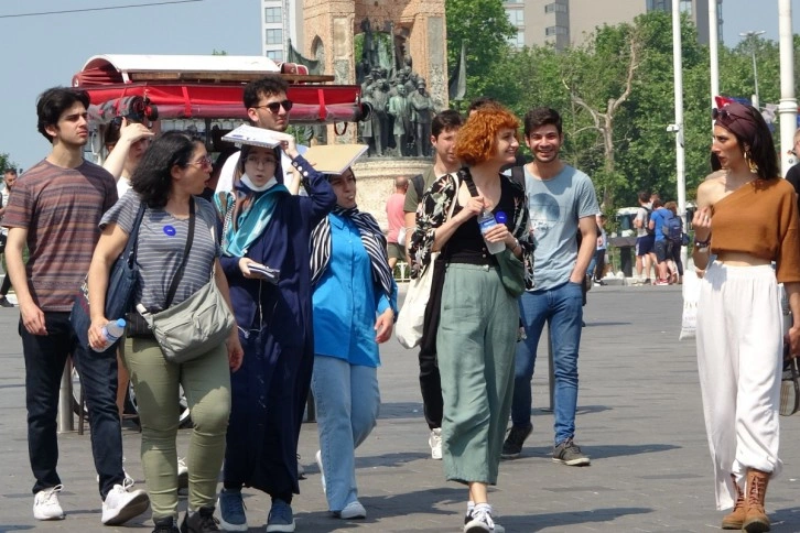 Sıcaklar arttı, Taksim doldu taştı