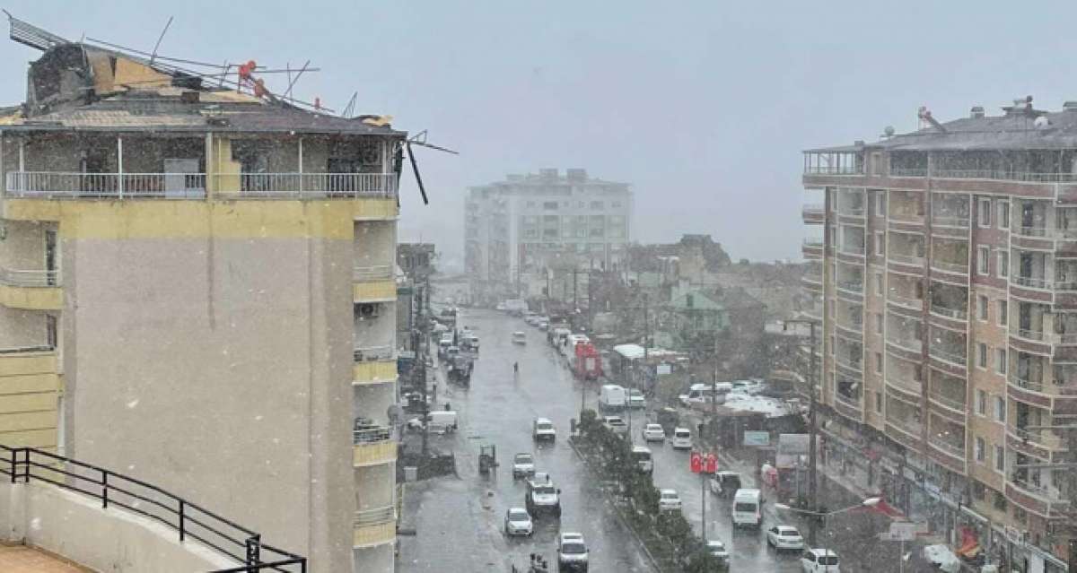 Şiddetli rüzgarda 7 katlı binanın çatısı uçtu