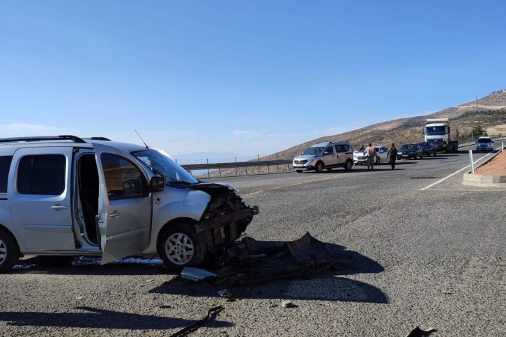 Siirt iki araç kafa kafaya çarpıştı: 2 yaralı