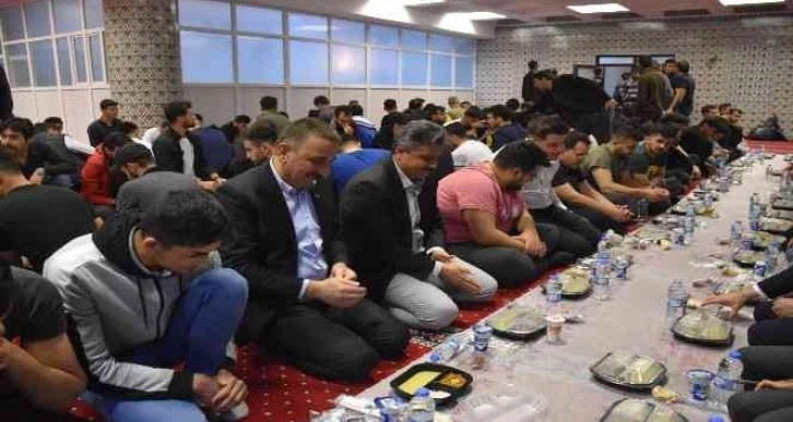 Siirt Valisi Hacıbektaşoğlu, üniversiteli öğrencilerle iftarda bir araya geldi