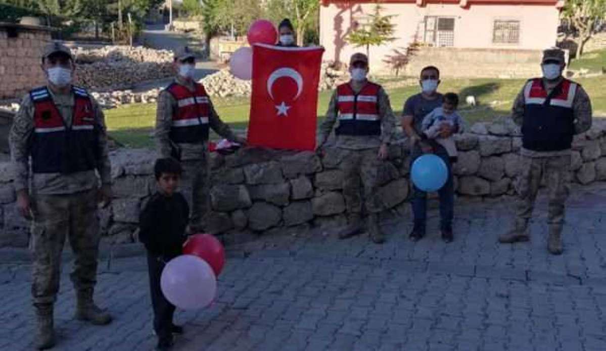 Siirtli çocuğun al bayrak isteğini jandarma yerine getirdi