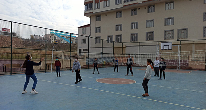 Siirtli çocuklar yeni voleybol sahalarına kavuştu