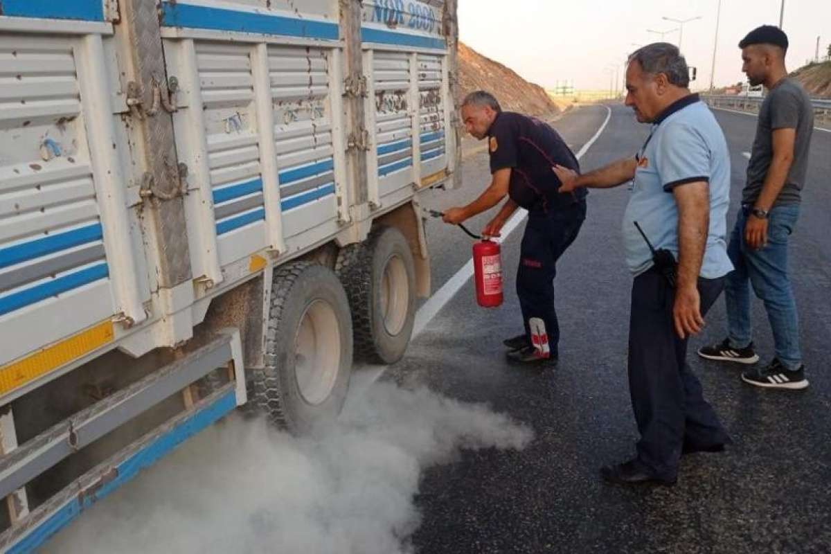 Siirt'te lastiklerden çıkan dumanı fark eden sürücü kamyonu yanmaktan kurtardı