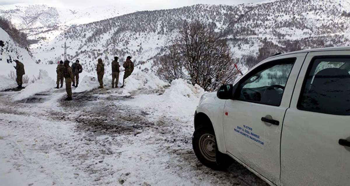 Siirt'te yola çığ düştü, mahsur kalan köy korucuları kurtarıldı