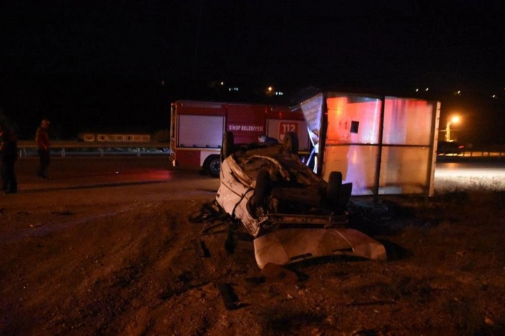 Sinop’ta kaza yapan araç kağıt gibi ezildi: 1 yaralı