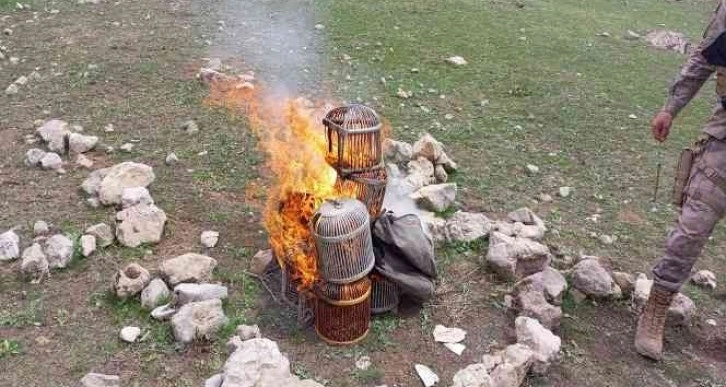 Şırnak’ta kınalı keklikler doğaya bırakıldı, kafesleri yakıldı