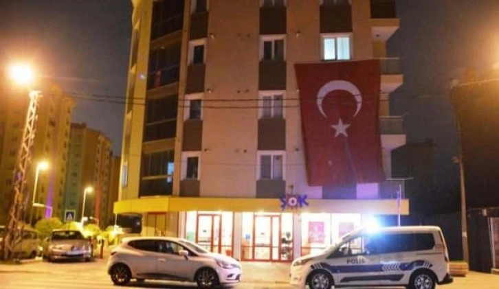 Şırnak'ta şehit olan askerin İstanbul'daki evine Türk bayrağı asıldı