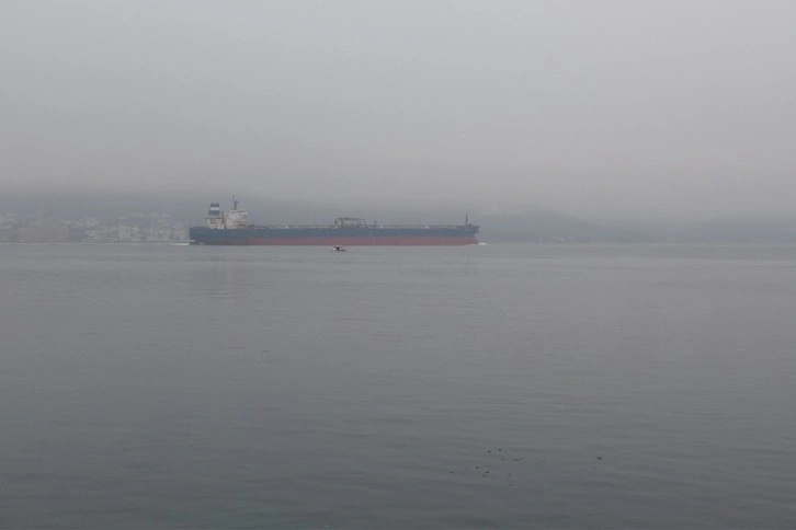 Sisin etkisini yitirmesiyle Çanakkale Boğazı transit gemi geçişlerine açıldı